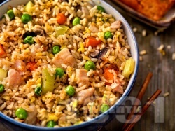 Запържено пиле с ориз, зеленчуци и шунка по китайски - снимка на рецептата